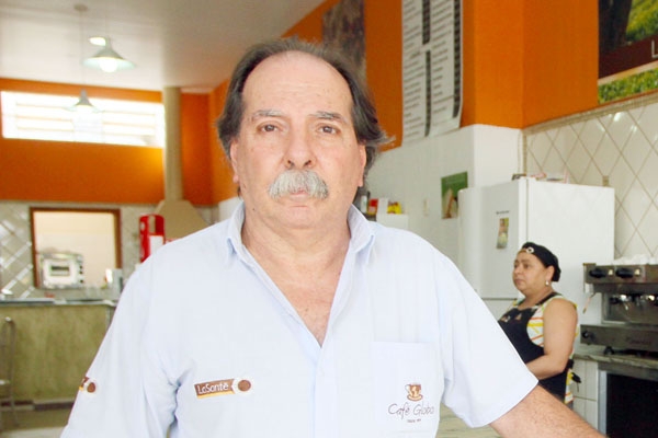 Vamos antecipando um abraço ao amigo Élcio Elias, que muda de idade amanhã, segunda-feira. Élcio, que comanda há anos o Café Globo, na Praça Barão, é casado com a Rita Aparecida Silva Elias, pai do Élcio Júnior, Marcel e Vanessa, tendo ainda três netinhos